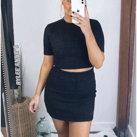 NWT Rylee Anns M/L short sleeve super soft black knit dress with middle cutout - Picture 3 of 12